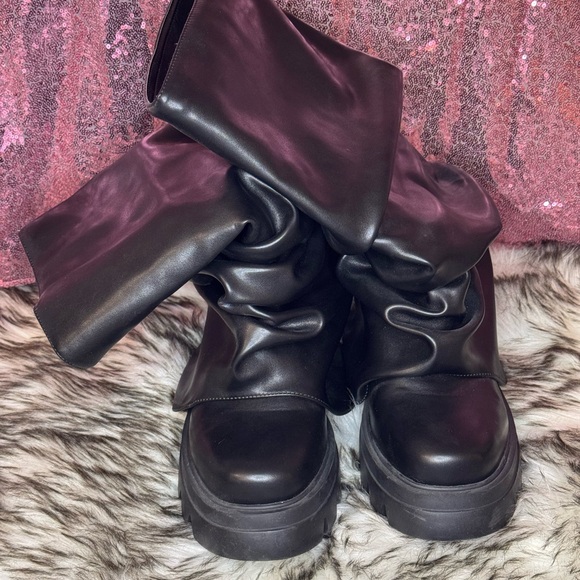 Azalea Wang Mate Black Ruched Boots - Picture 3 of 7